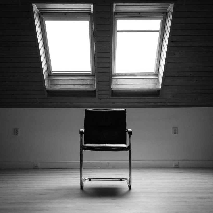 silla vacía blanco y negro